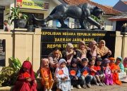 Edukasi Sejak Dini, Siswa TK Nurul Hikmah Antusias Kunjungi Polsek Tawang