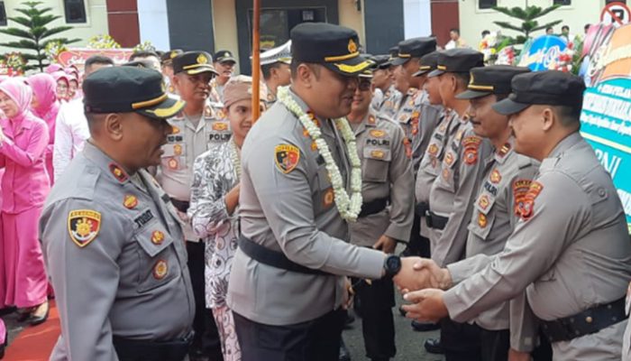 Upacara Kilengser Sambut Kapolres Baru Tasikmalaya, AKBP Haris Dinzah