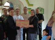 Pjs. Bupati Tasikmalaya Salurkan Bansos Terdampak Bencana Pergerakan Tanah di Dusun Munjul
