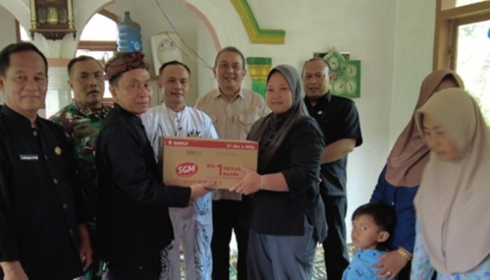 Pjs. Bupati Tasikmalaya Salurkan Bansos Terdampak Bencana Pergerakan Tanah di Dusun Munjul