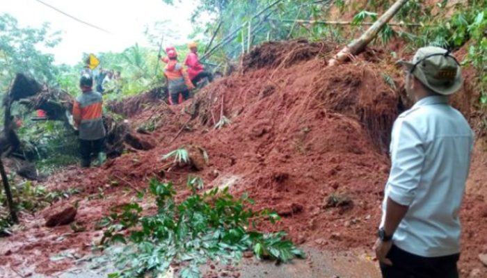 Longsor di Ciamis Tutup Jalan Penghubung, BPBD dan Aparat Lakukan Evakuasi