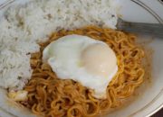 Makan Mi Instan Campur Nasi? Begini Cara agar Tetap Sehat!