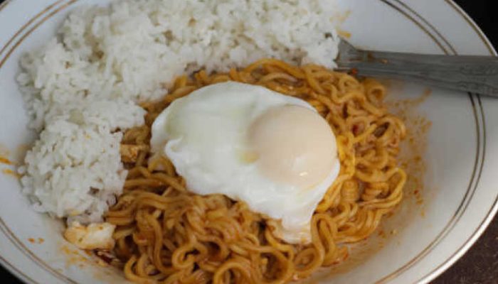 Makan Mi Instan Campur Nasi? Begini Cara agar Tetap Sehat!