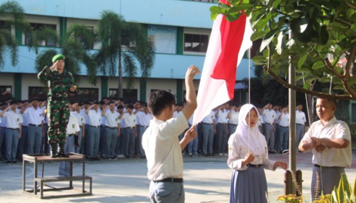 Upacara Khidmat di SMK Muhammadiyah Tasikmalaya, Dandim 0612 Tekankan Cinta Tanah Air