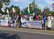 Puluhan Warga Kawali Gelar Aksi Bentang Spanduk Dukung Palestina di Alun-Alun Surawisesa