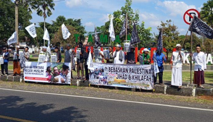 Puluhan Warga Kawali Gelar Aksi Bentang Spanduk Dukung Palestina di Alun-Alun Surawisesa