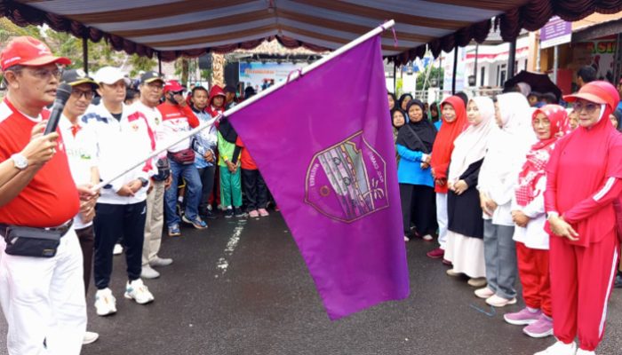 Hujan Tak Surutkan Semangat, Jalan Sehat HUT RI di Kawali Sekaligus Edukasi TBC