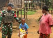 Aksi Sosial Pos Rawa Bustop Satgas Pamtas Yonif 403/WP Bantu Warga Kurang Mampu