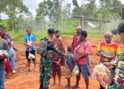 Kemanunggalan TNI dan Rakyat, Pos Rawa Bustop Bagikan Paket Sembako