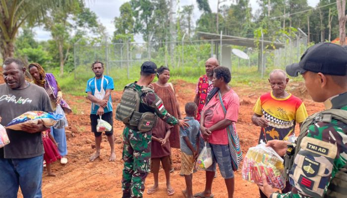 Kemanunggalan TNI dan Rakyat, Pos Rawa Bustop Bagikan Paket Sembako