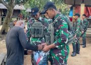 Satgas Yonif 403/WP Pererat Hubungan dengan Masyarakat melalui Anjangsana di Bustop