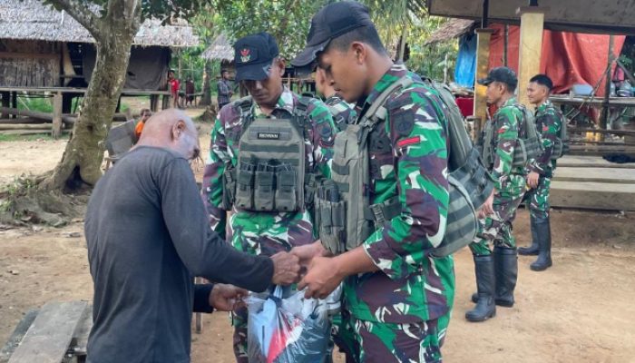 Satgas Yonif 403/WP Pererat Hubungan dengan Masyarakat melalui Anjangsana di Bustop