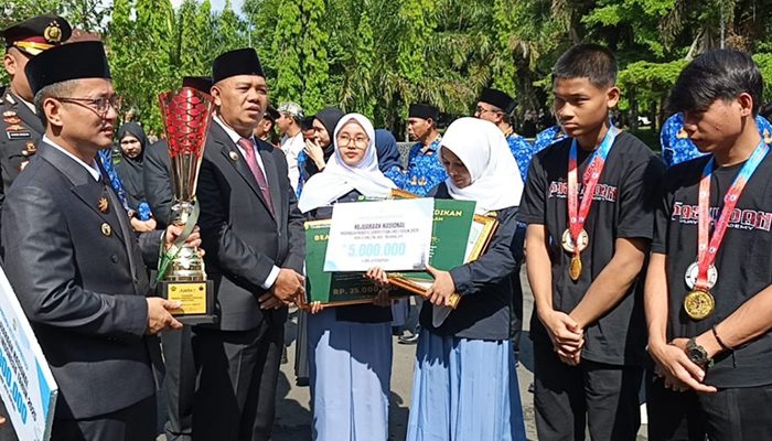 Bupati Tasikmalaya Puji Dua Siswi MAN 4 sebagai Pahlawan Muda di Hari Pahlawan