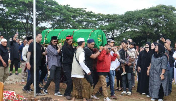 Tangis Keluarga Iringi Pemakaman Gary Iskak di Tanah Kusir