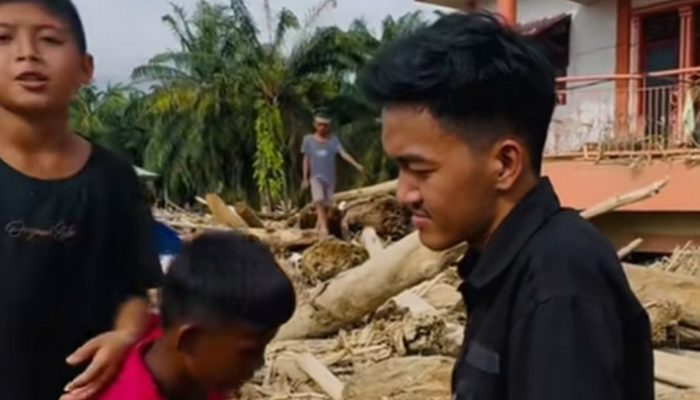Di Tengah Puing Banjir Aceh, Anak-anak Minta Alat Berat ke Presiden