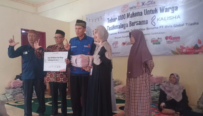 Kalisha Gandeng Lazismu, 1.000 Mukena Dibagikan ke Warga Kabupaten Tasikmalaya