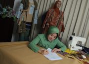 Sosok Almira Try, Perancang Busana yang Padukan Tenun dan Gaya Modern