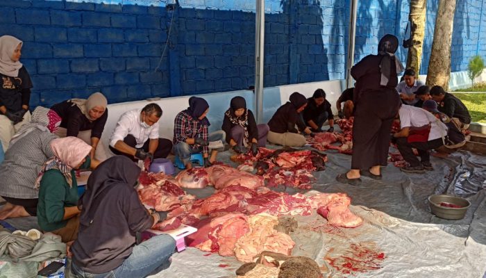 Satu Ekor Sapi Kurban, YNAB dan Mitra SPPG Panglayungan Berbagi Berkah untuk Warga