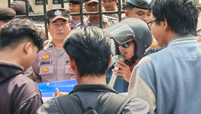 Aksi Unjuk Rasa Warnai Kantor Disdikbud Kabupaten Tasikmalaya, Massa Pertanyakan Transparansi Program